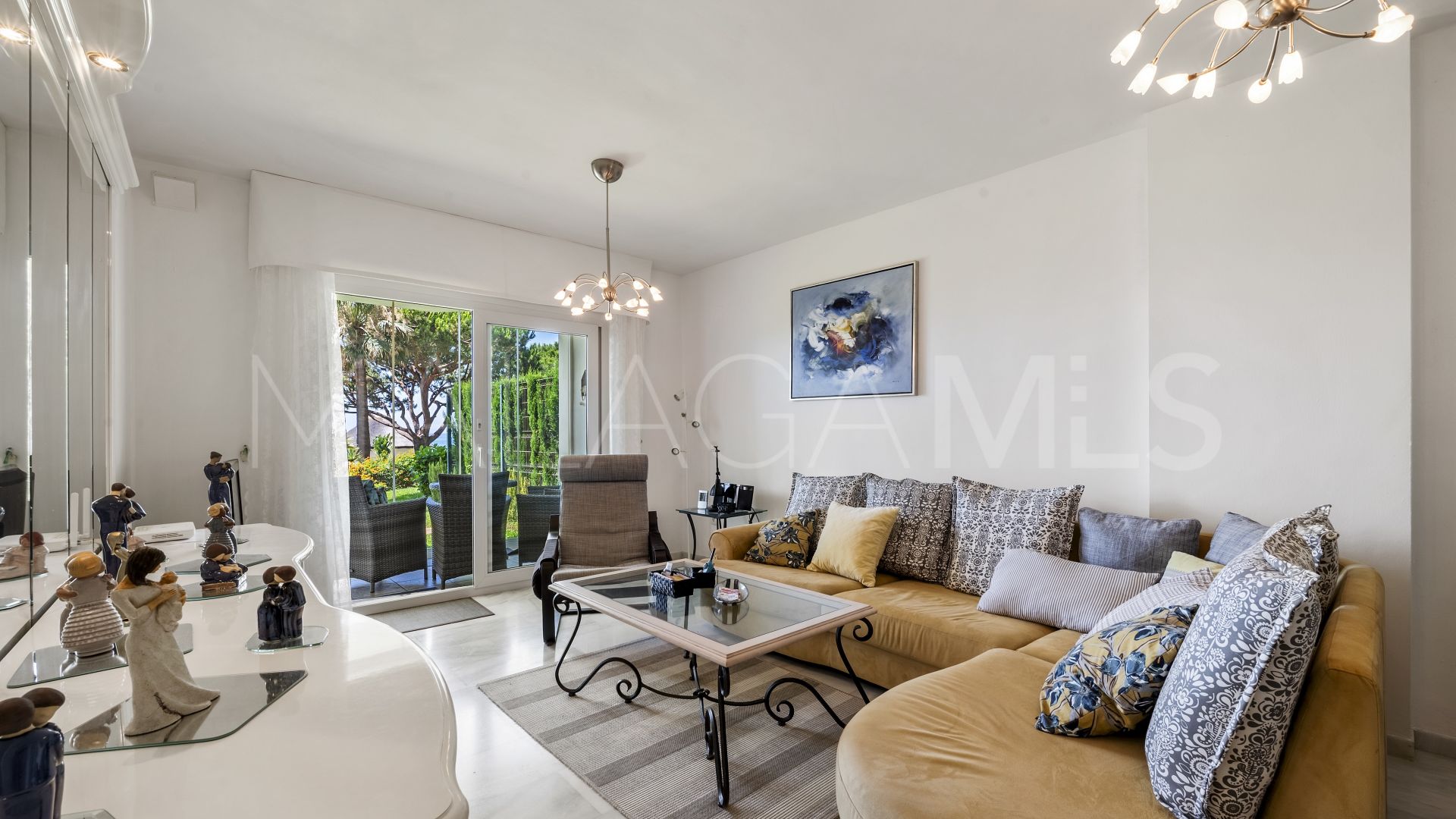Buy apartamento planta baja in Calahonda de 3 bedrooms