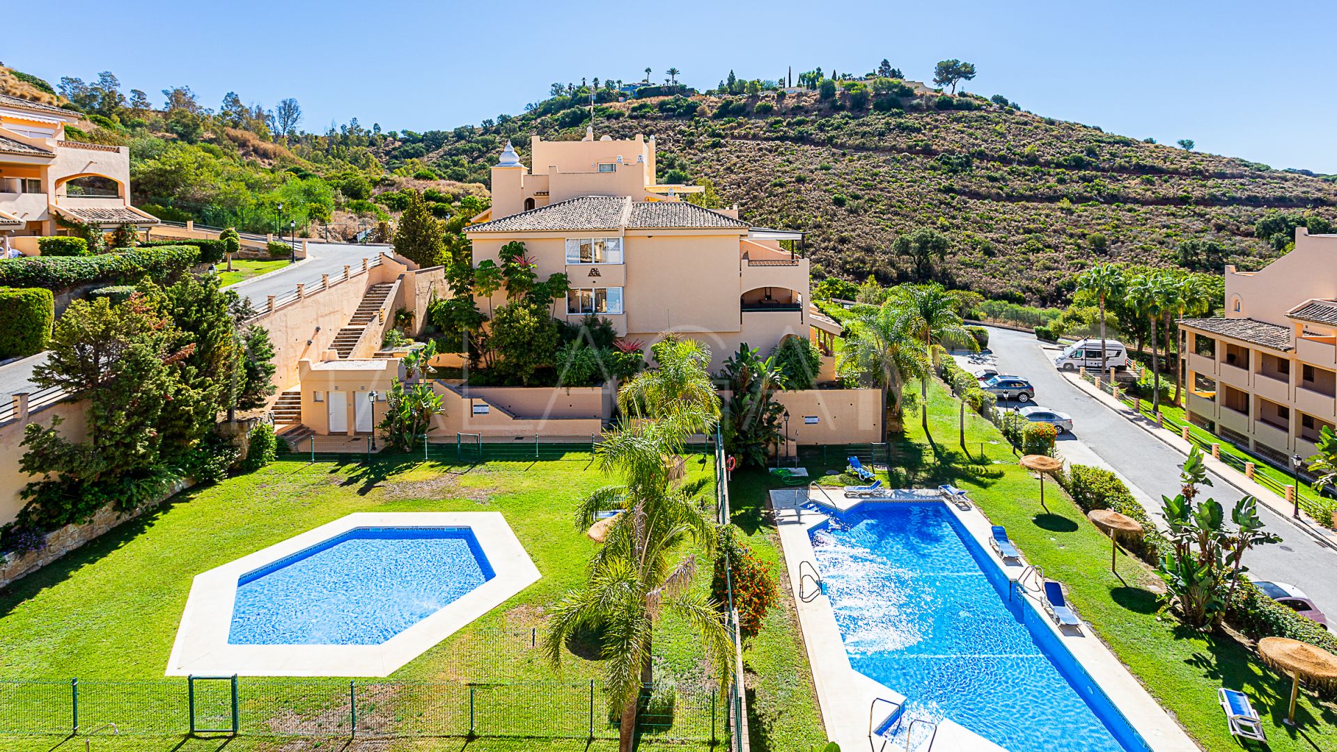 Buy atico duplex with 3 bedrooms in Elviria