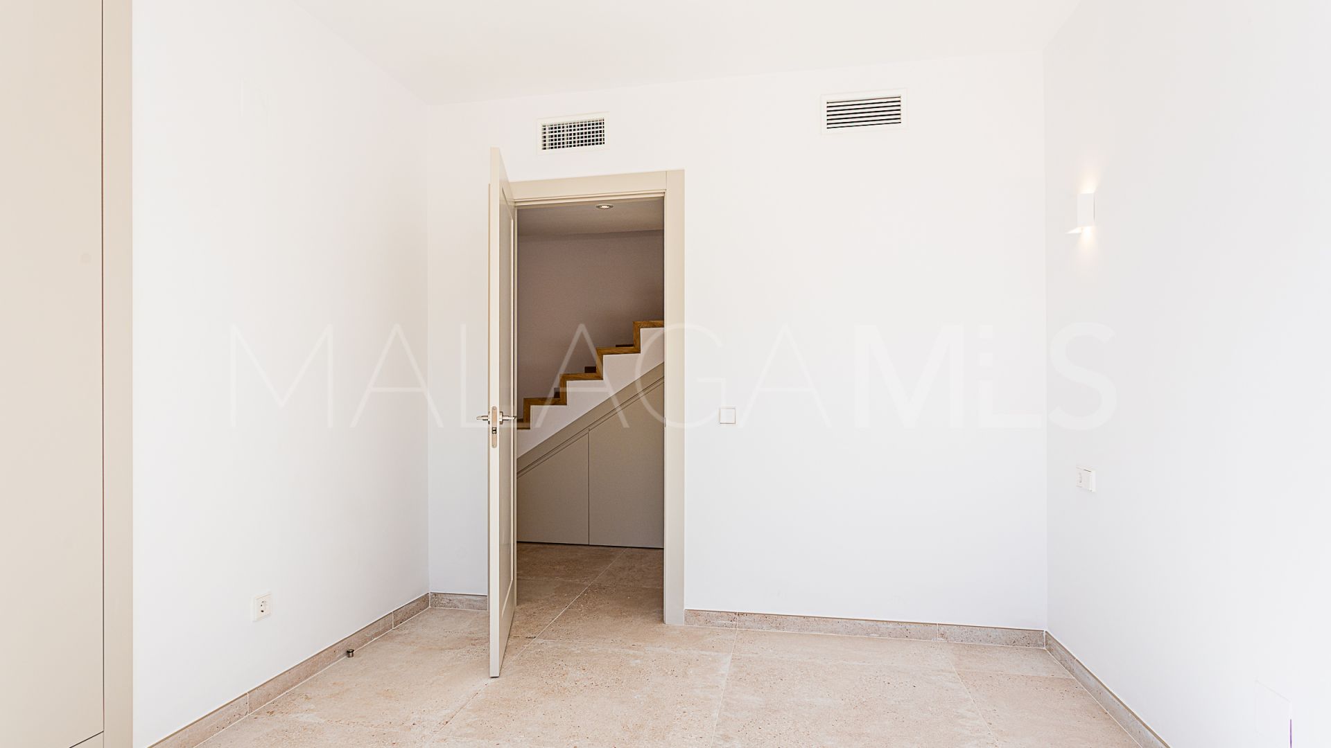 Buy atico duplex with 3 bedrooms in Elviria