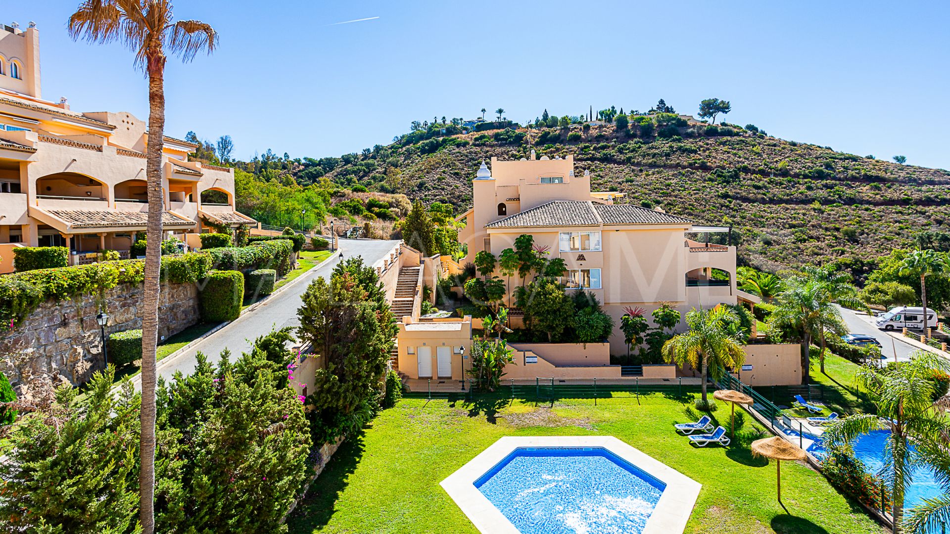 Buy atico duplex with 3 bedrooms in Elviria