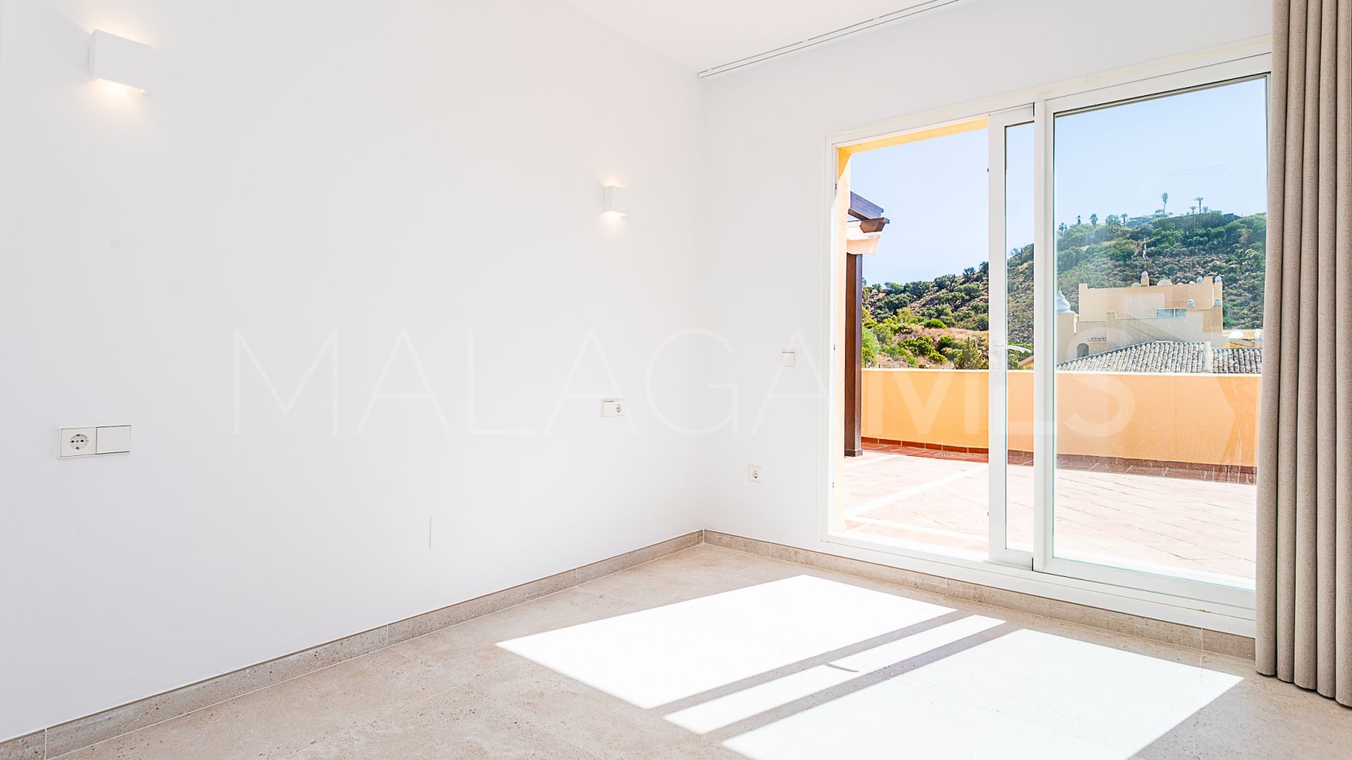 Buy atico duplex with 3 bedrooms in Elviria