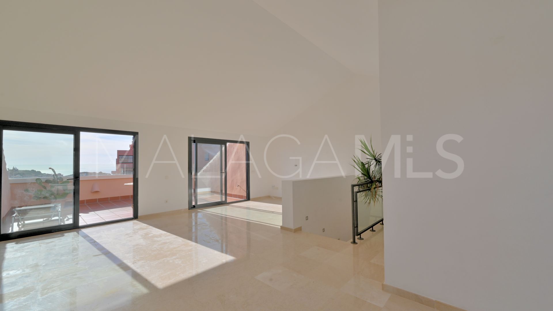 Buy duplex penthouse in Calahonda with 3 bedrooms