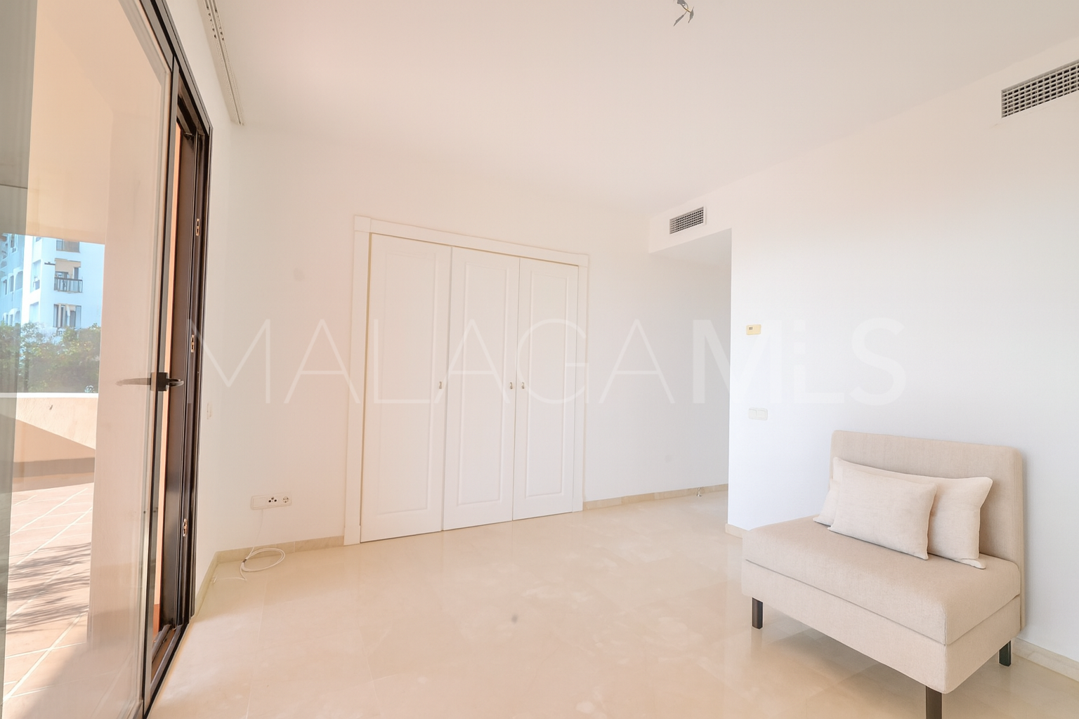 Buy duplex penthouse in Calahonda with 3 bedrooms