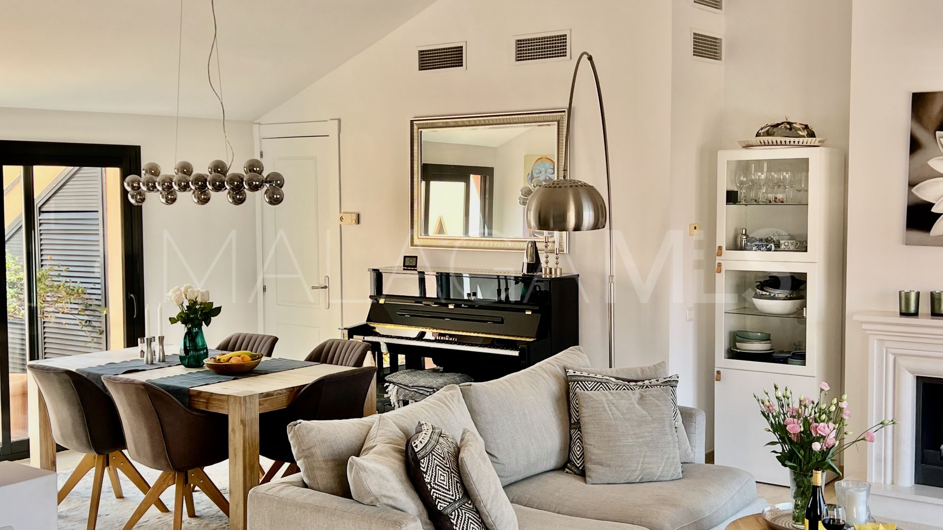 Buy duplex penthouse in Calahonda with 3 bedrooms