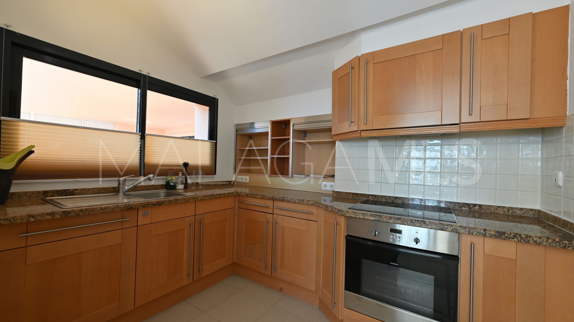 Buy duplex penthouse in Calahonda with 3 bedrooms