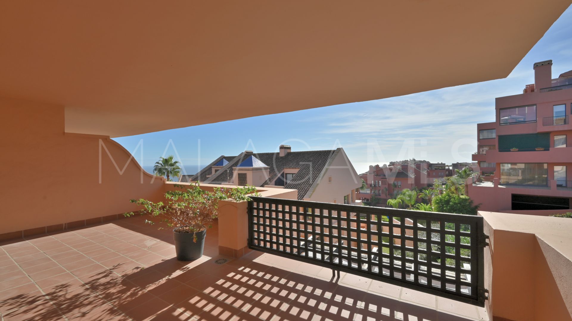 Buy duplex penthouse in Calahonda with 3 bedrooms