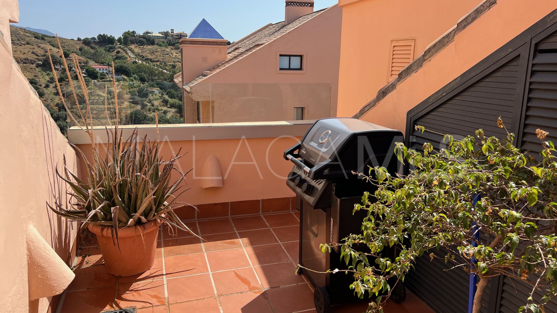 Buy duplex penthouse in Calahonda with 3 bedrooms