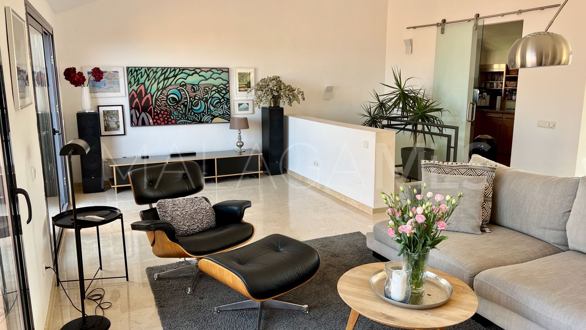 Buy duplex penthouse in Calahonda with 3 bedrooms