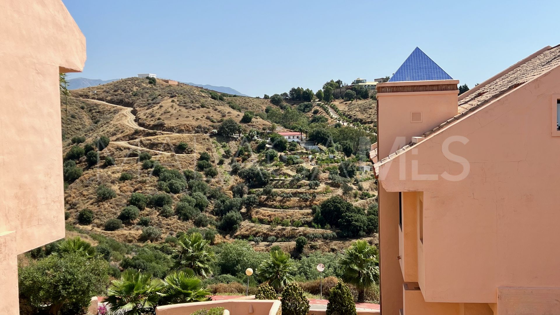 Buy duplex penthouse in Calahonda with 3 bedrooms