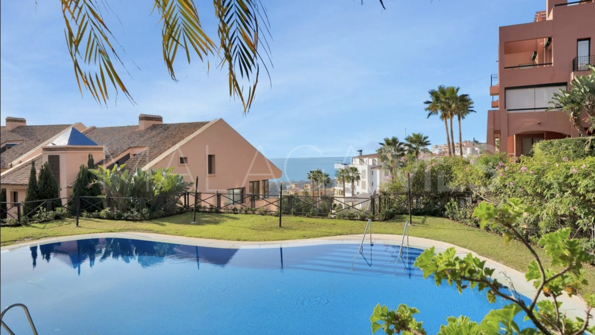 Buy duplex penthouse in Calahonda with 3 bedrooms