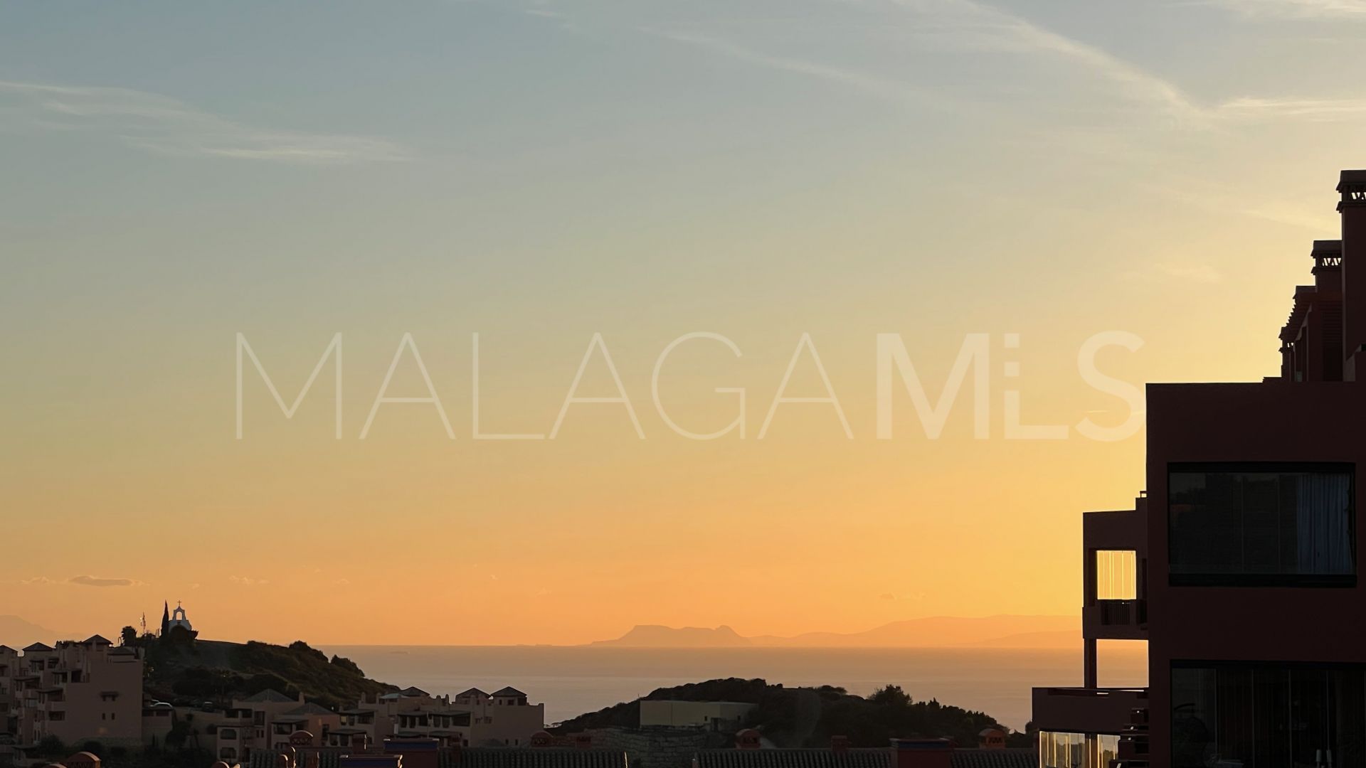 Buy duplex penthouse in Calahonda with 3 bedrooms