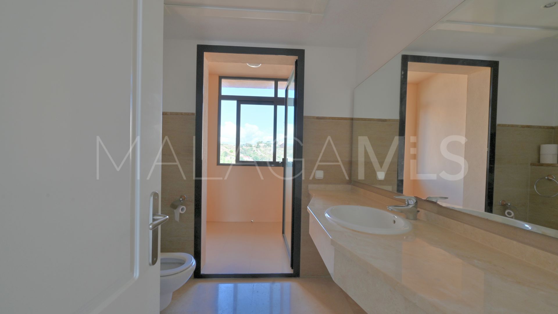 Buy duplex penthouse in Calahonda with 3 bedrooms