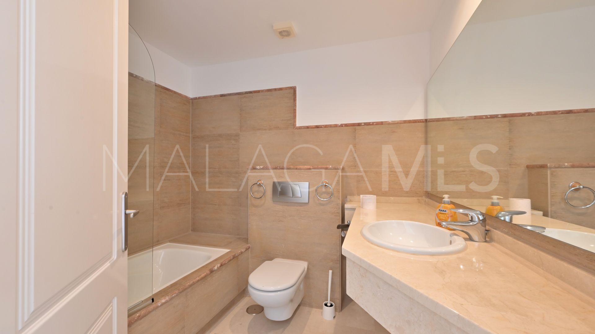 Buy duplex penthouse in Calahonda with 3 bedrooms