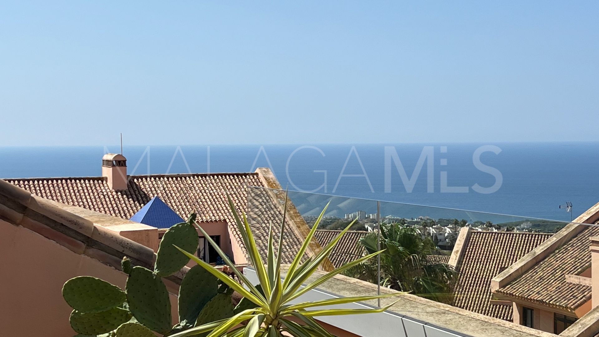 Buy duplex penthouse in Calahonda with 3 bedrooms