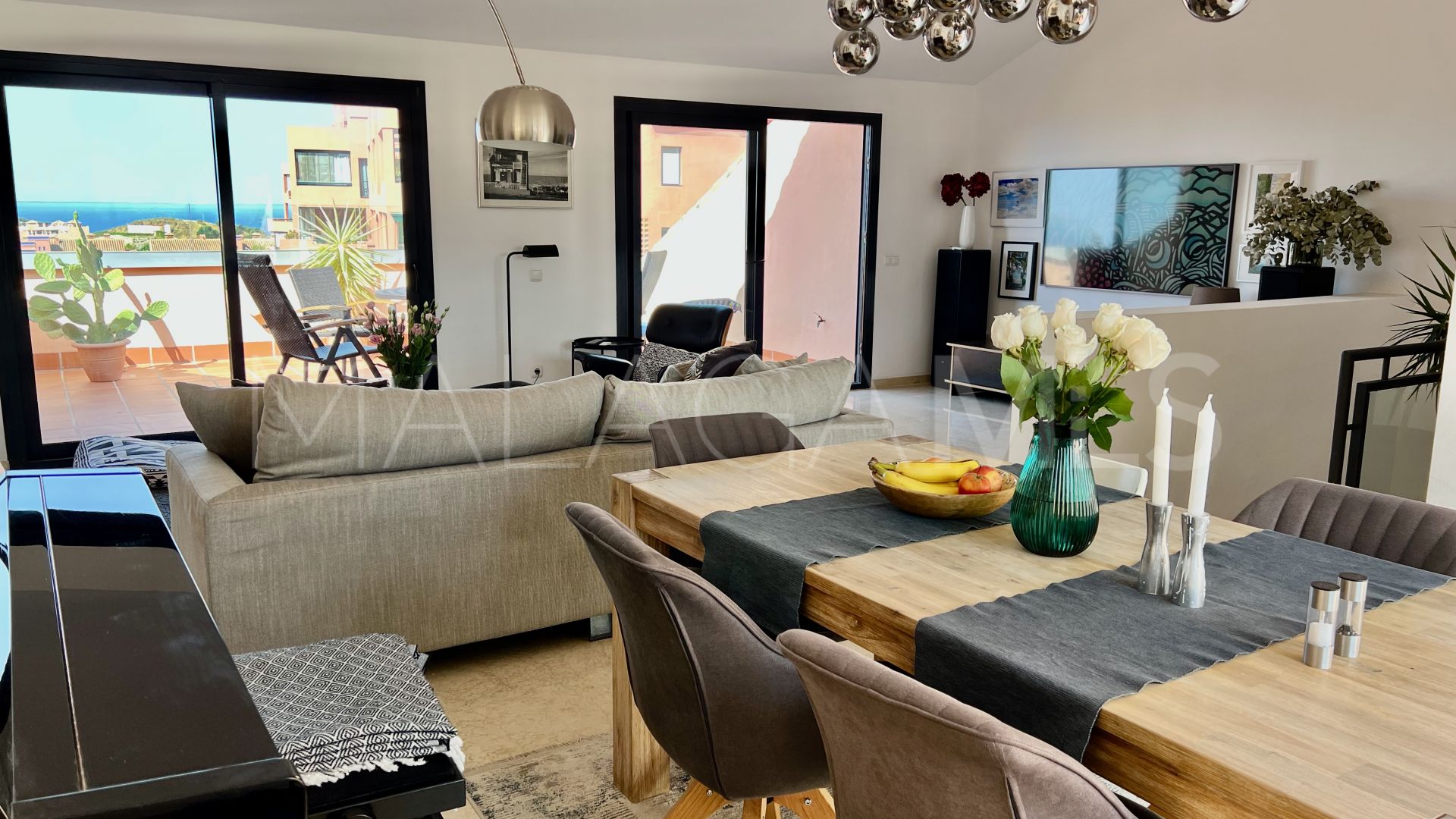 Buy duplex penthouse in Calahonda with 3 bedrooms