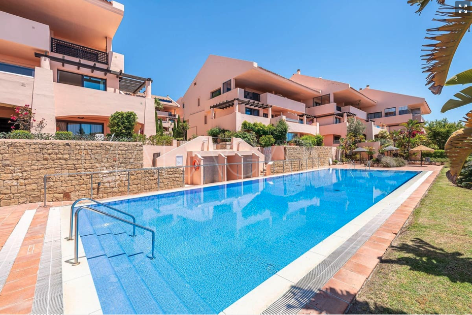 Buy duplex penthouse in Calahonda with 3 bedrooms