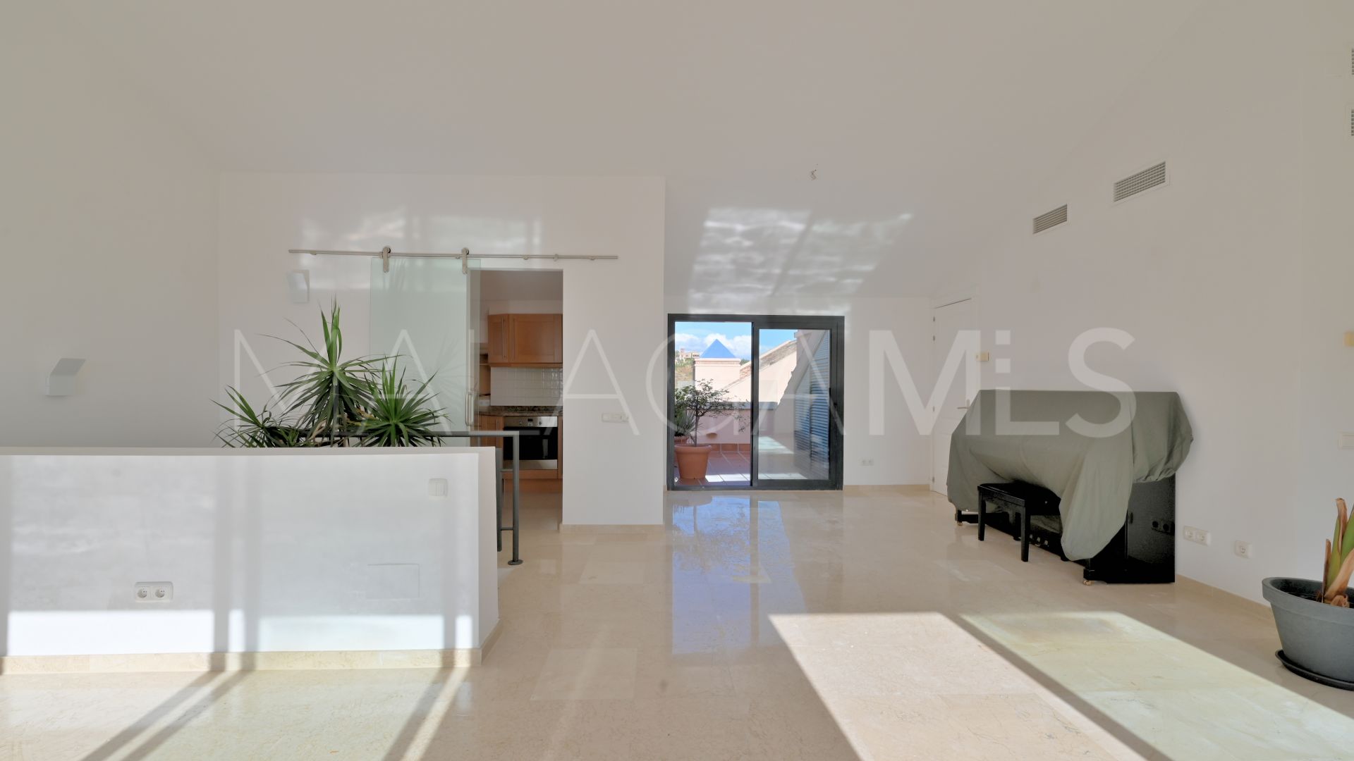 Buy duplex penthouse in Calahonda with 3 bedrooms