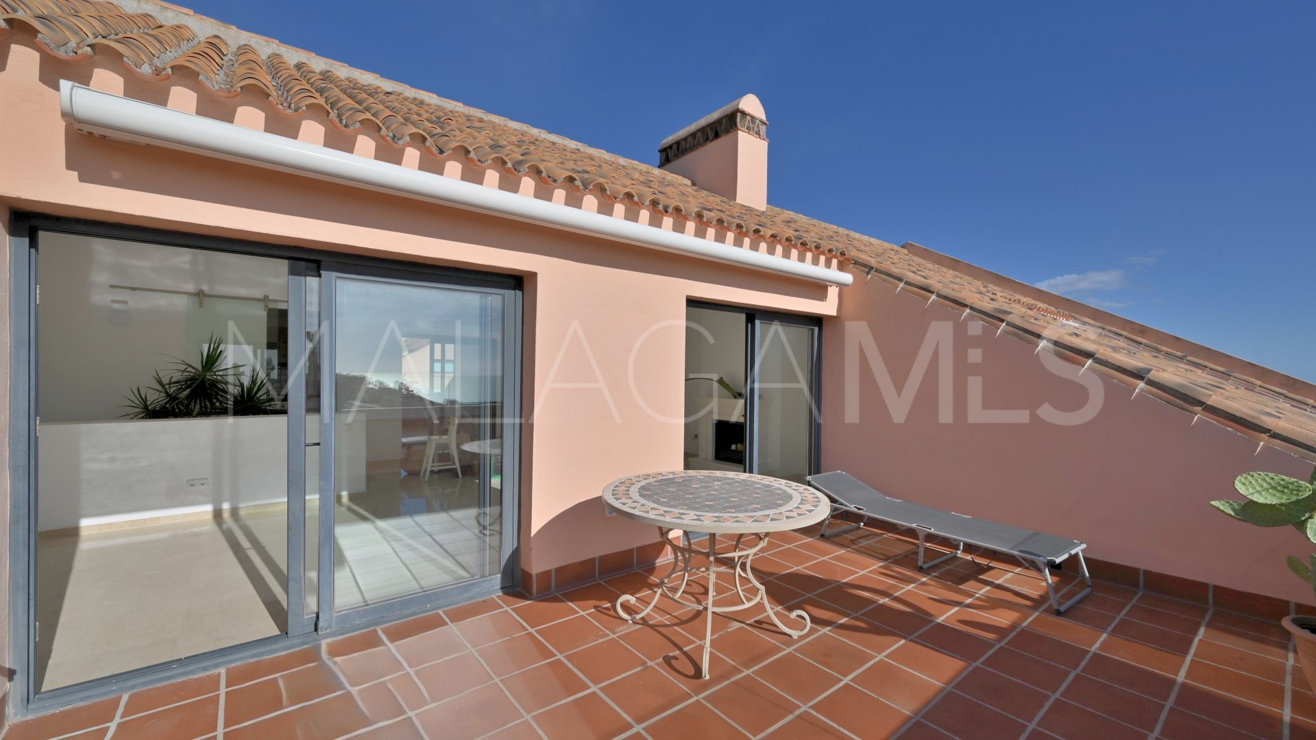 Buy duplex penthouse in Calahonda with 3 bedrooms