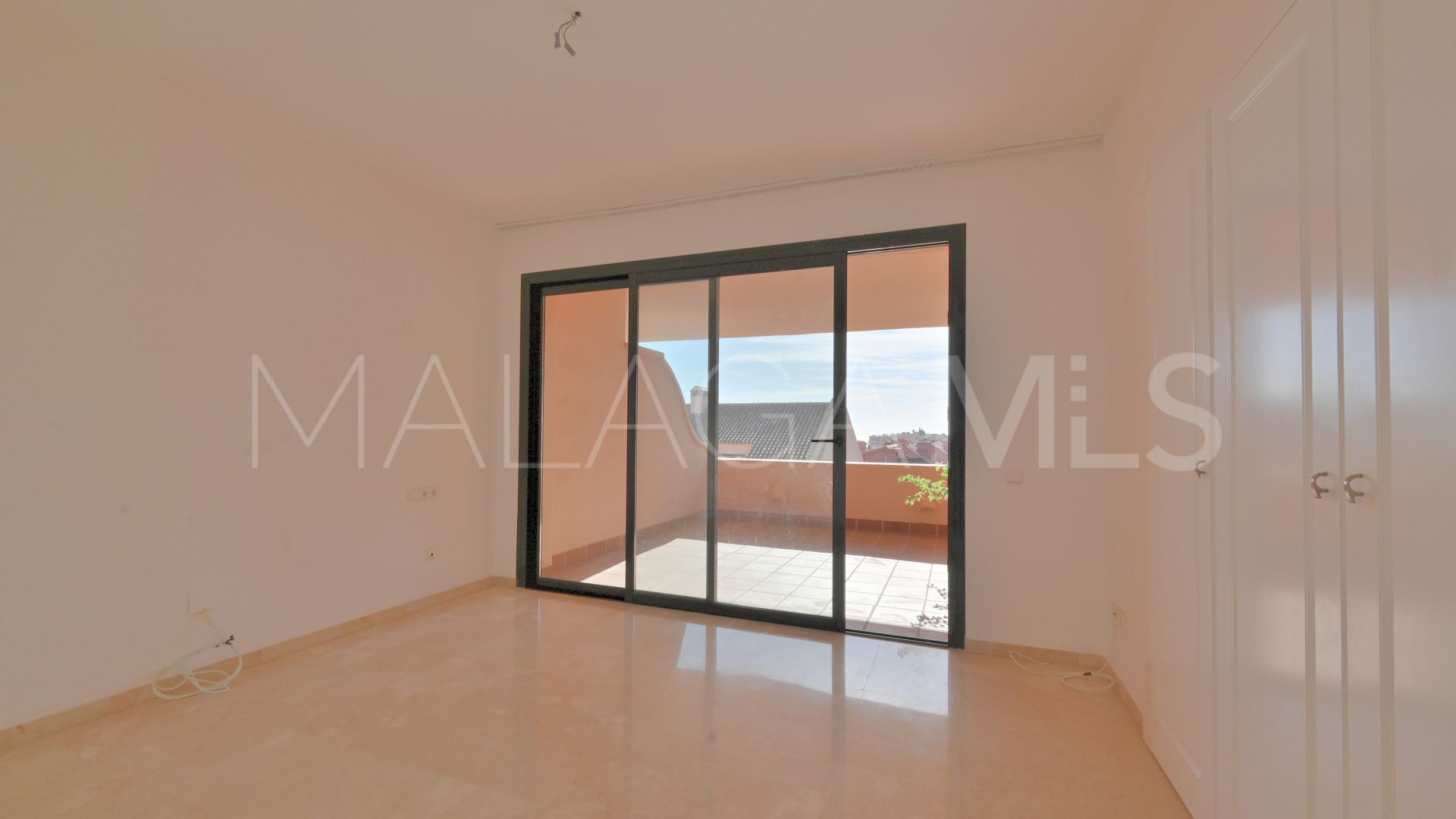 Buy duplex penthouse in Calahonda with 3 bedrooms