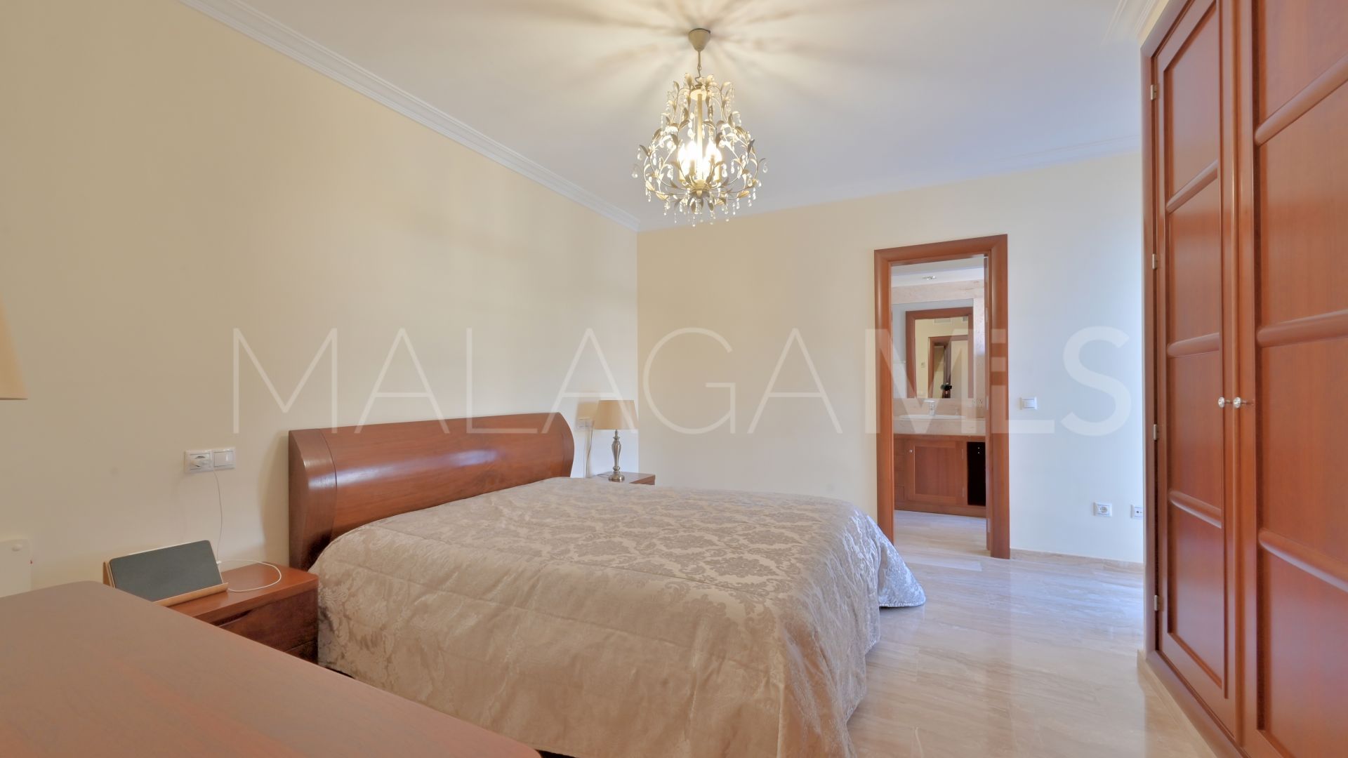 For sale 4 bedrooms town house in Calahonda