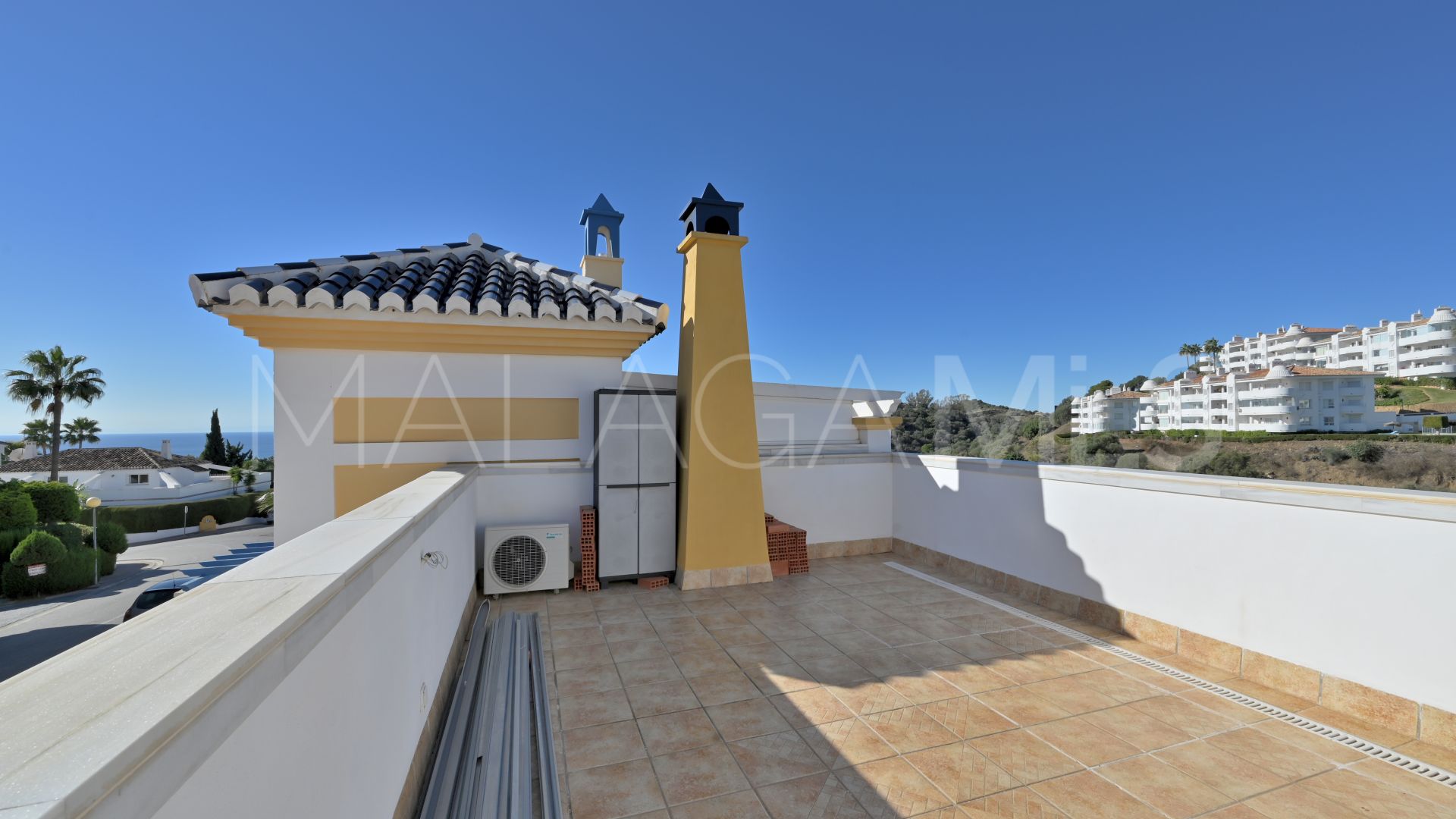 For sale 4 bedrooms town house in Calahonda