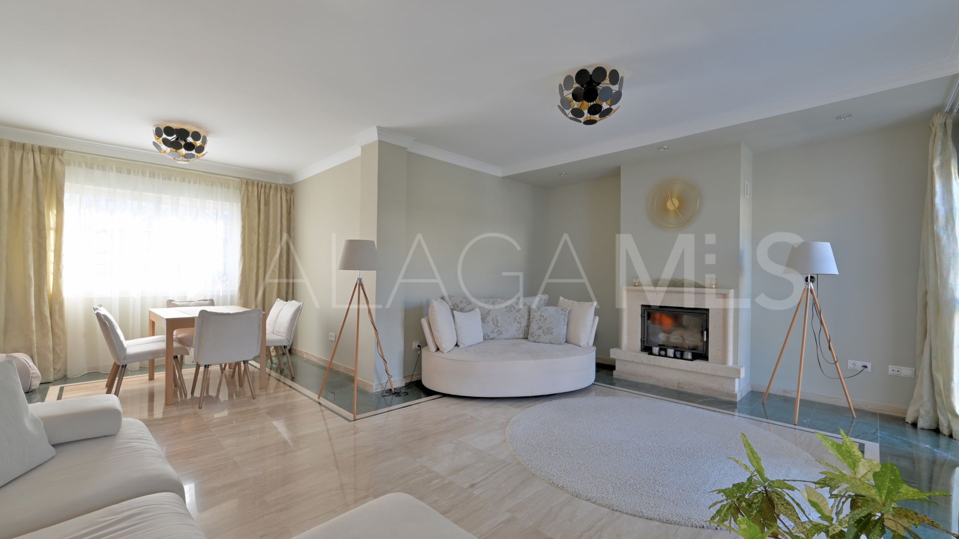 For sale 4 bedrooms town house in Calahonda