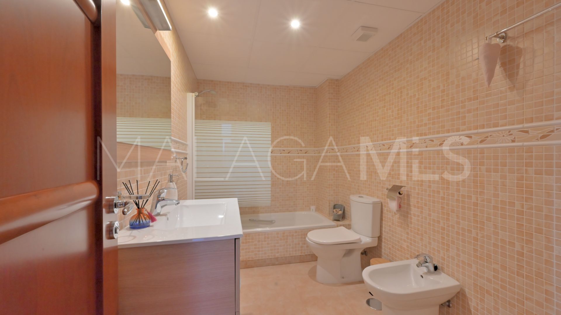 For sale 4 bedrooms town house in Calahonda