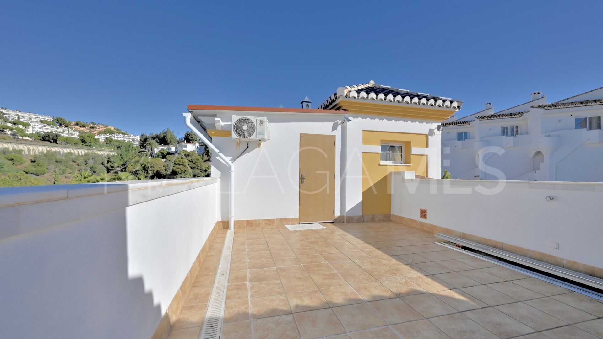 For sale 4 bedrooms town house in Calahonda