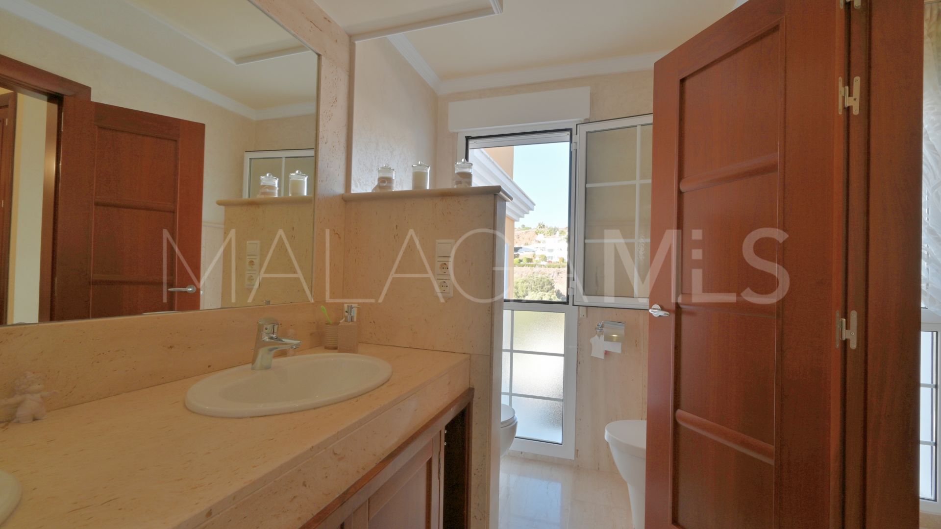 For sale 4 bedrooms town house in Calahonda