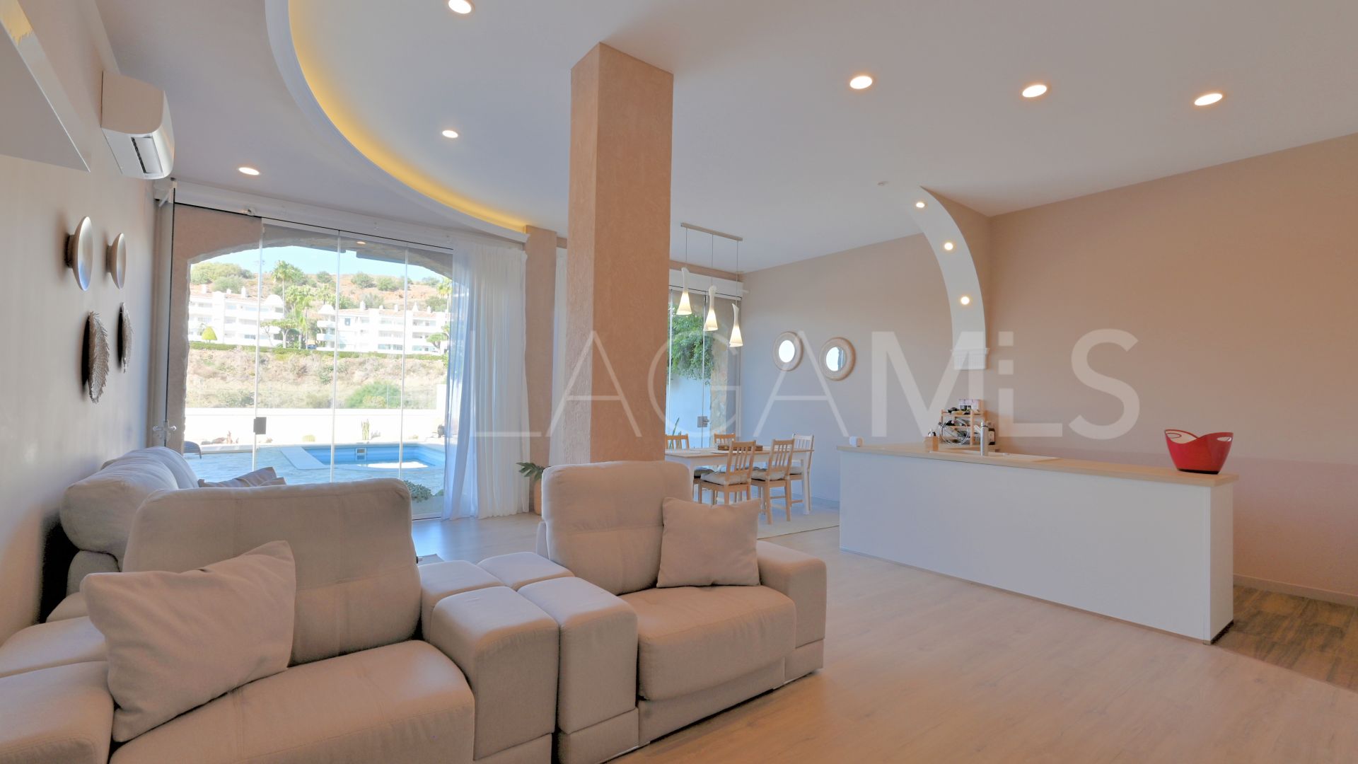 For sale 4 bedrooms town house in Calahonda