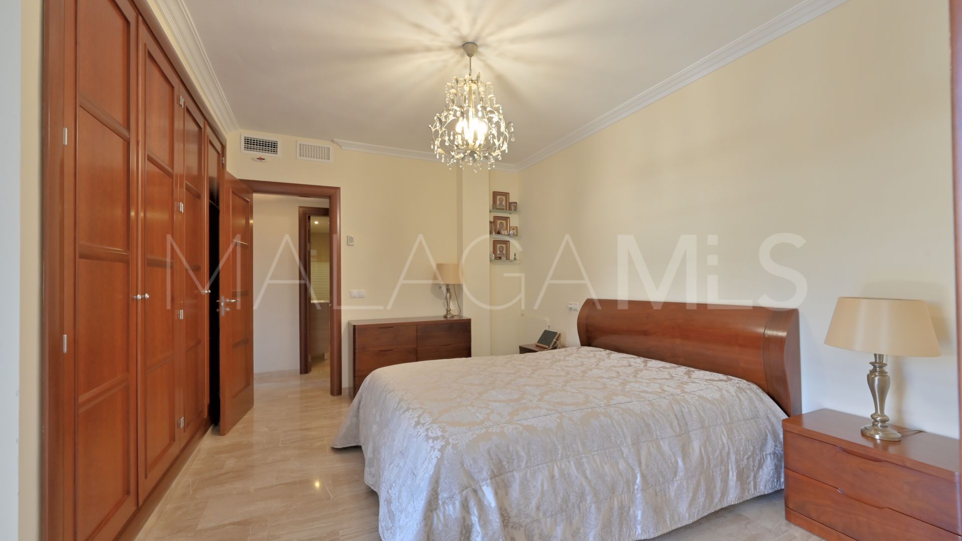 For sale 4 bedrooms town house in Calahonda