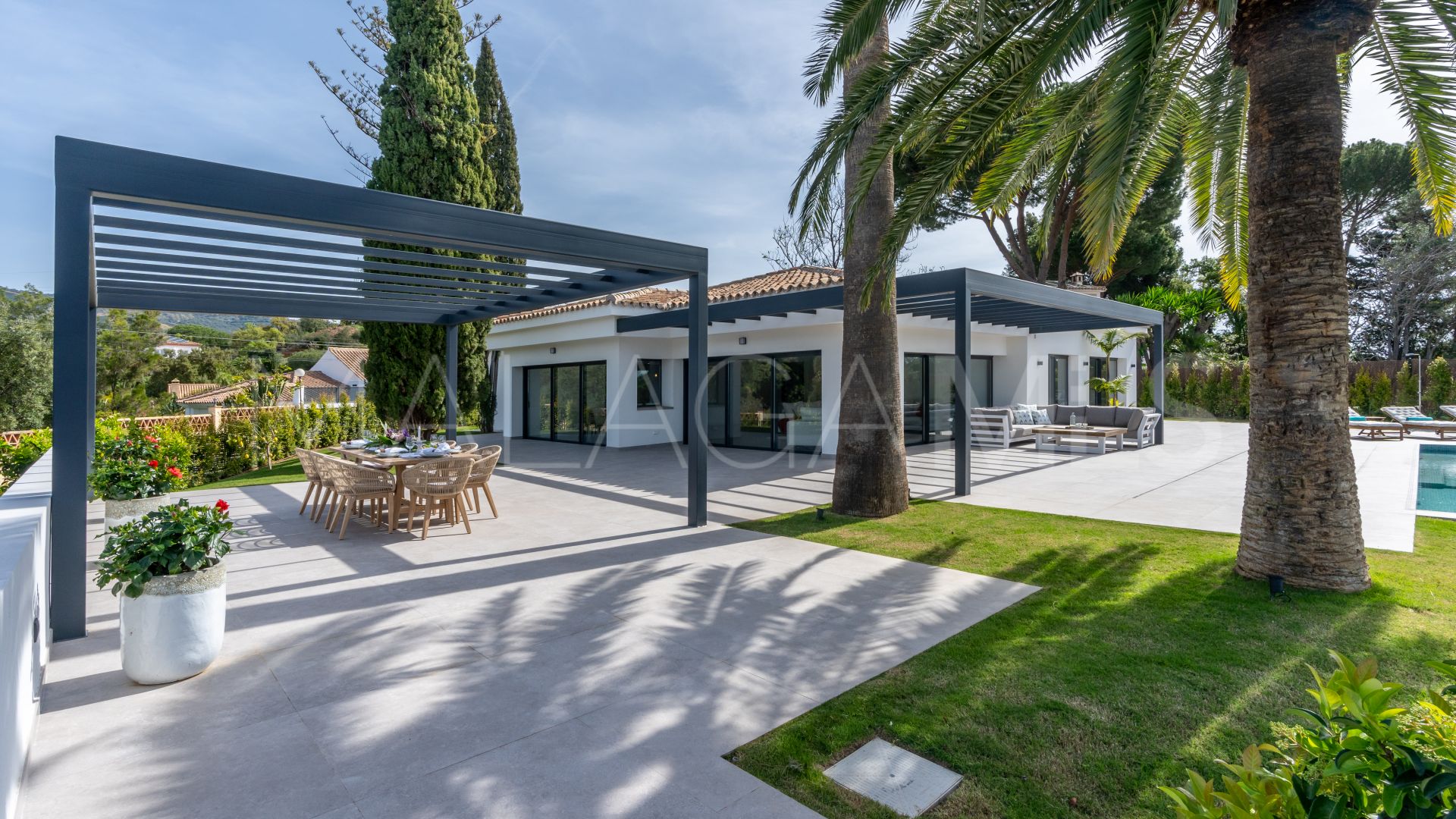 Villa for sale in Elviria