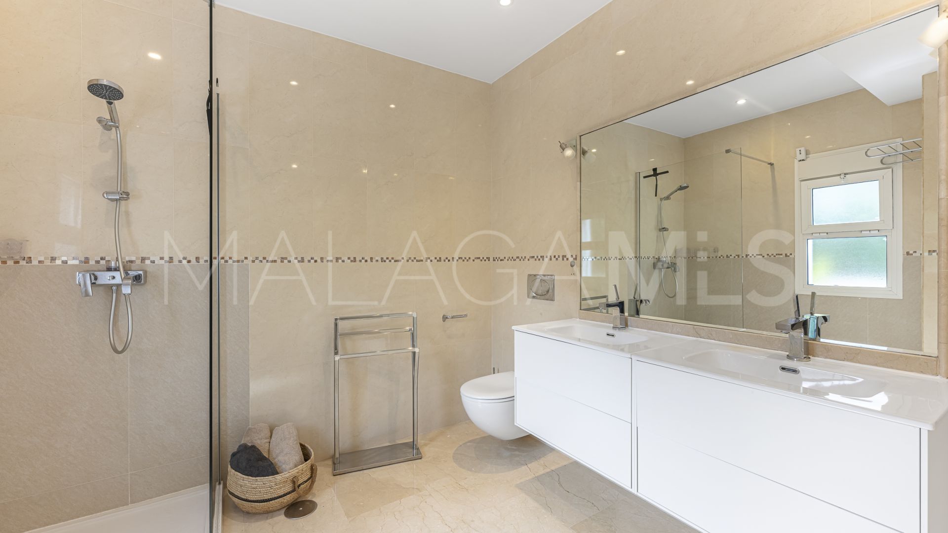 Calahonda 4 bedrooms villa for sale