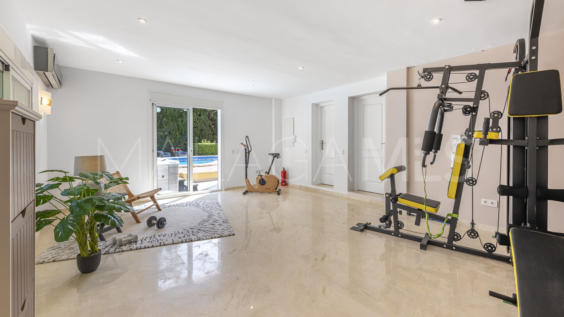 Calahonda 4 bedrooms villa for sale