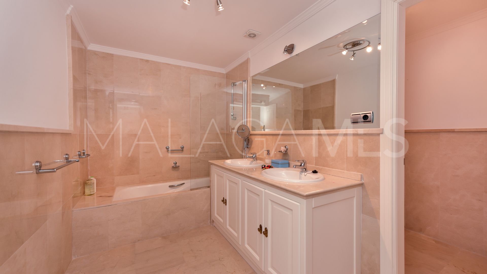 Villa for sale in Sitio de Calahonda