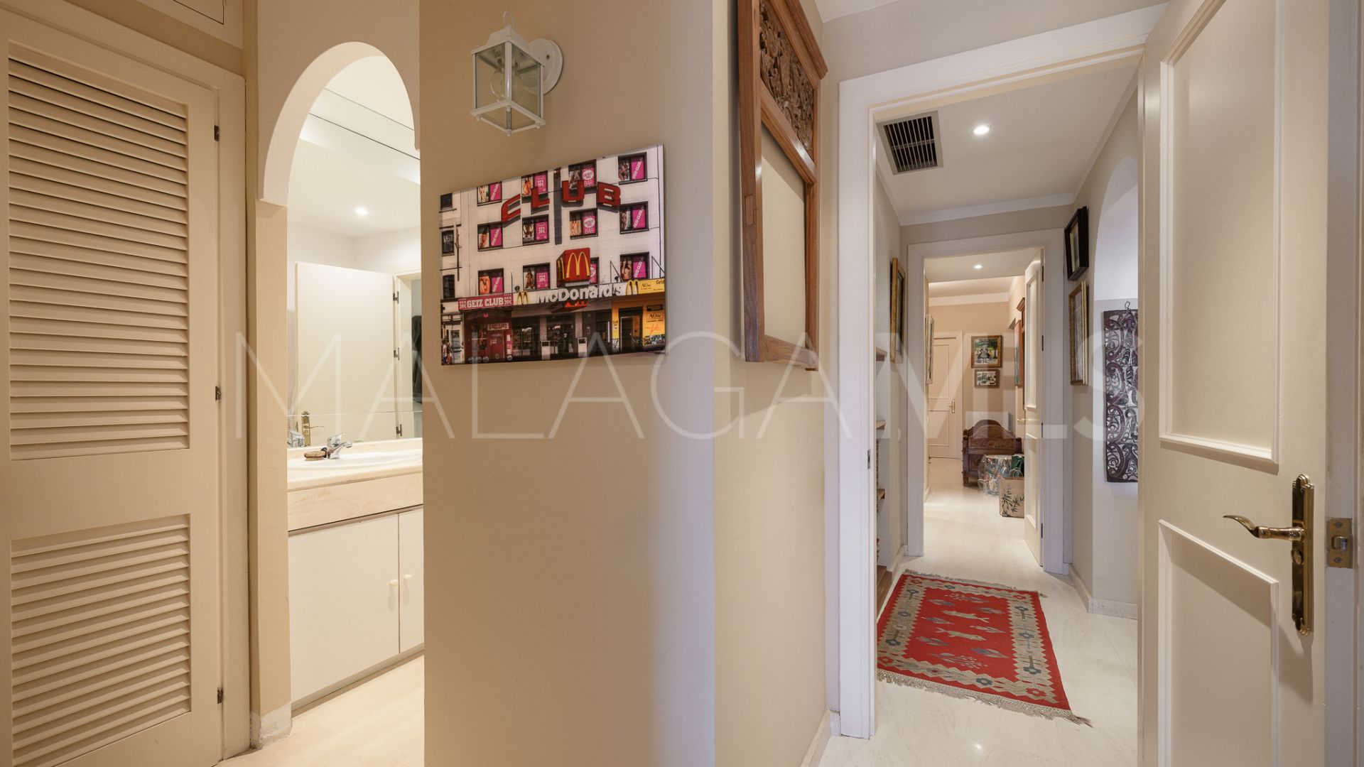 Buy ground floor apartment with 2 bedrooms in Benahavis