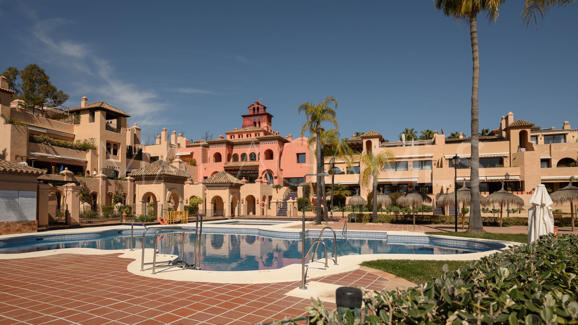 Buy ground floor apartment with 2 bedrooms in Benahavis