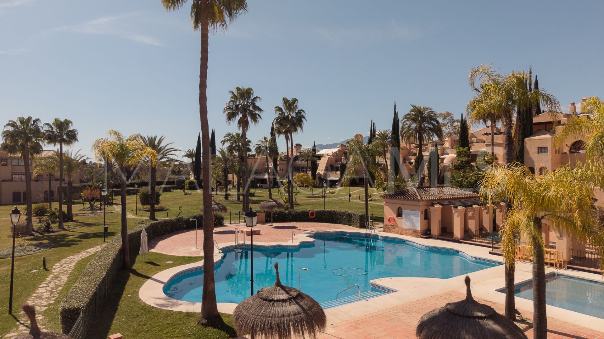 Buy ground floor apartment with 2 bedrooms in Benahavis