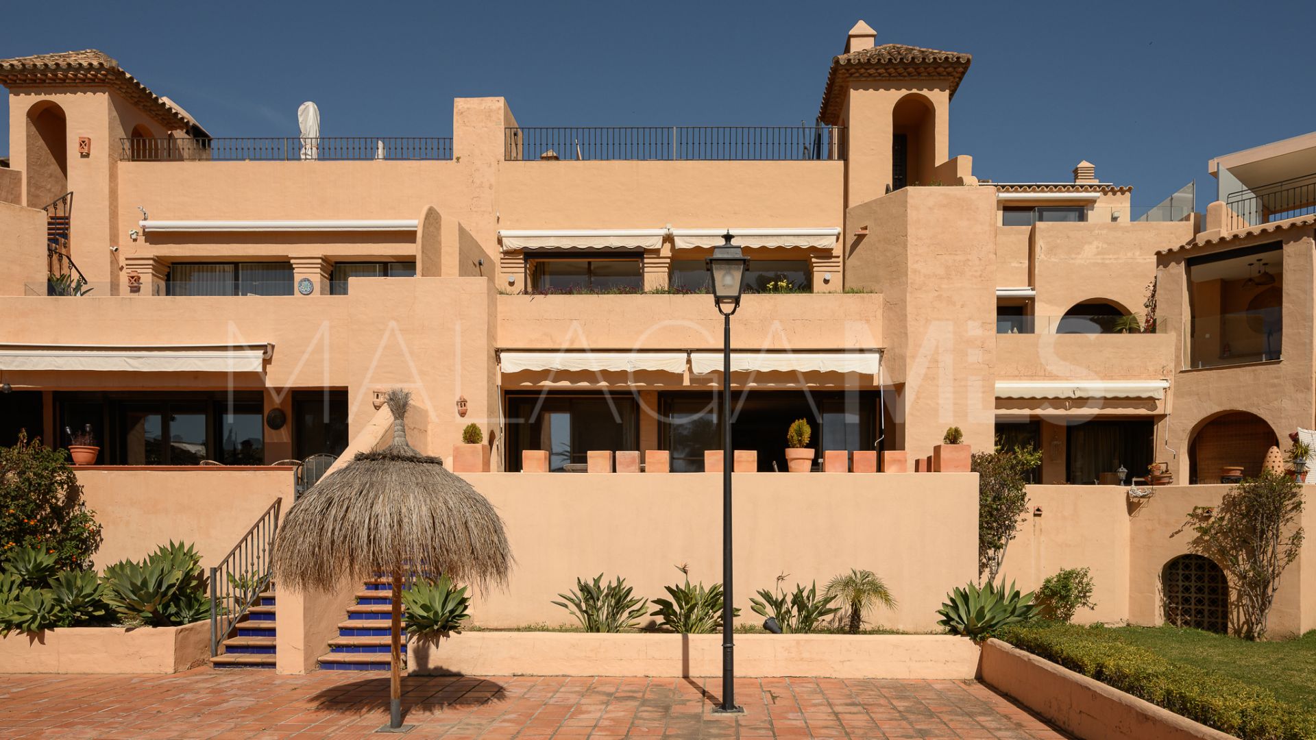 Buy ground floor apartment with 2 bedrooms in Benahavis