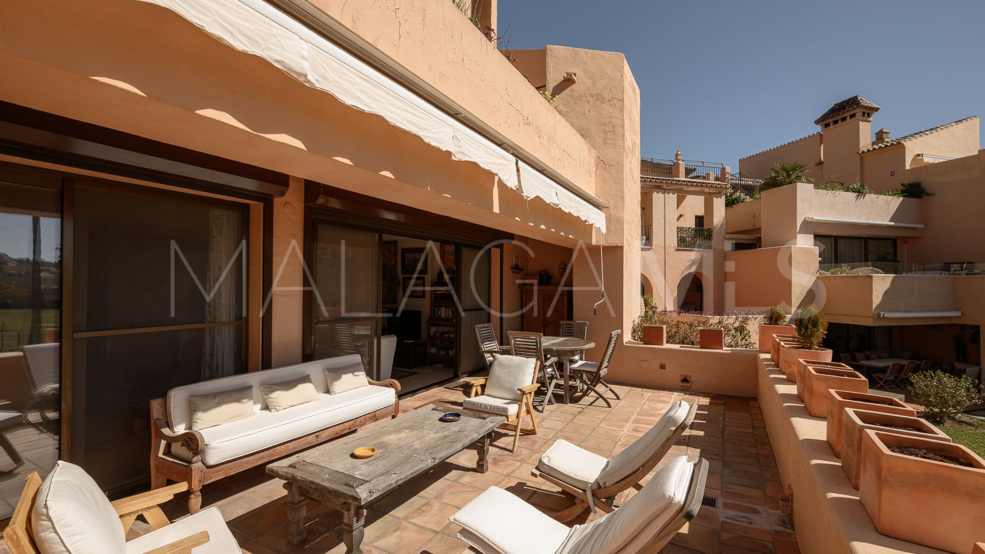 Buy ground floor apartment with 2 bedrooms in Benahavis
