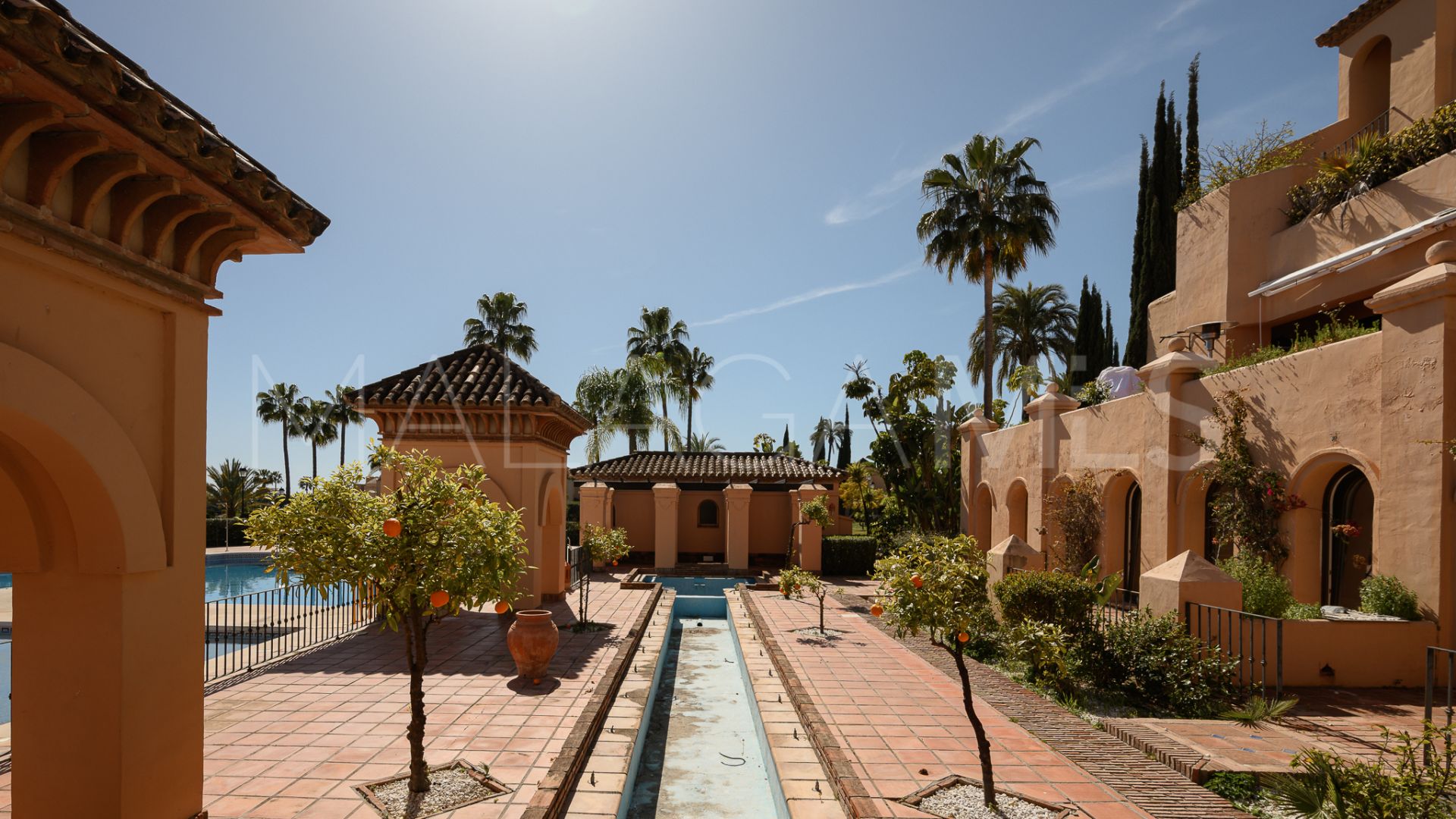 Buy ground floor apartment with 2 bedrooms in Benahavis