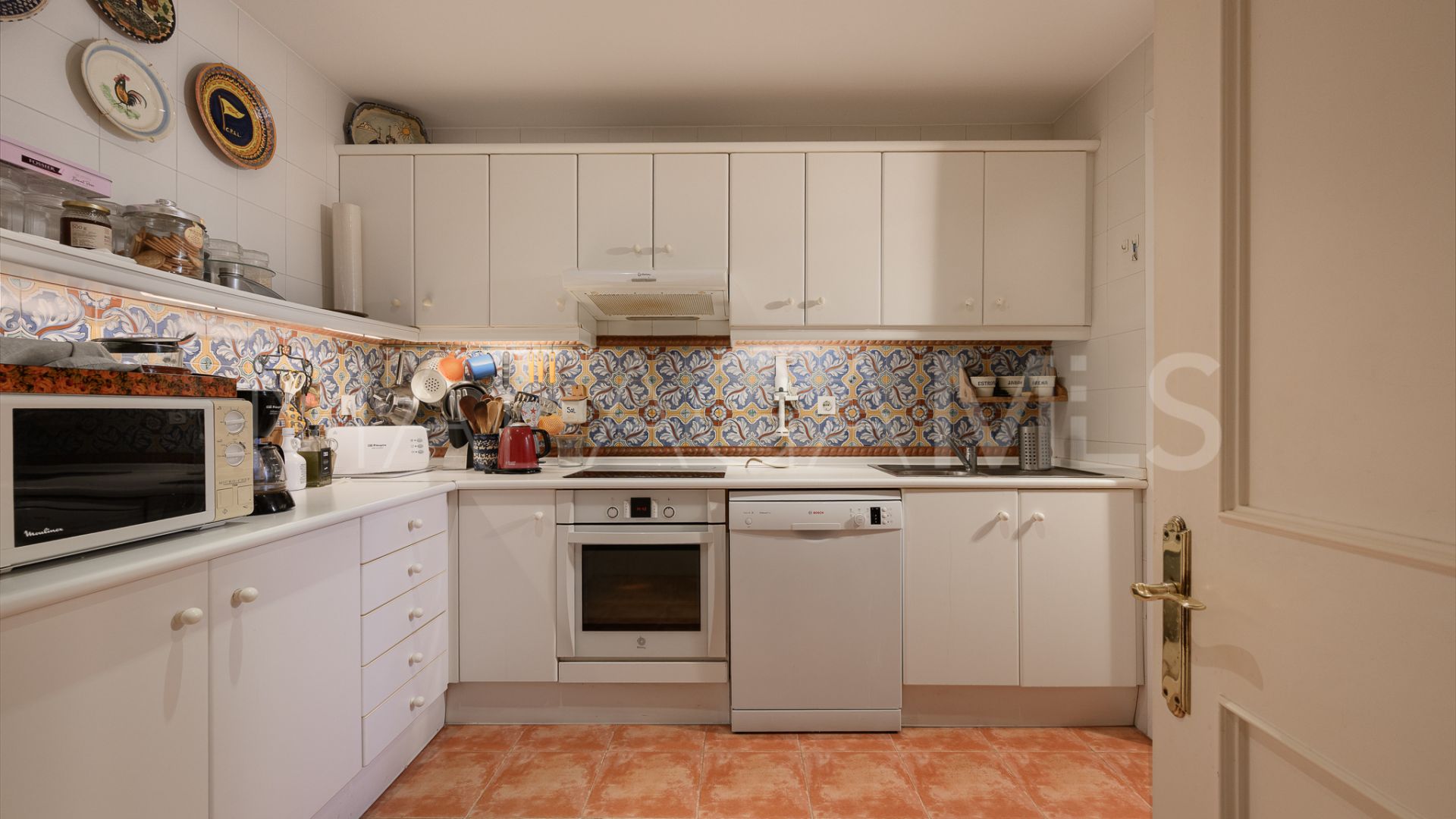 Buy ground floor apartment with 2 bedrooms in Benahavis