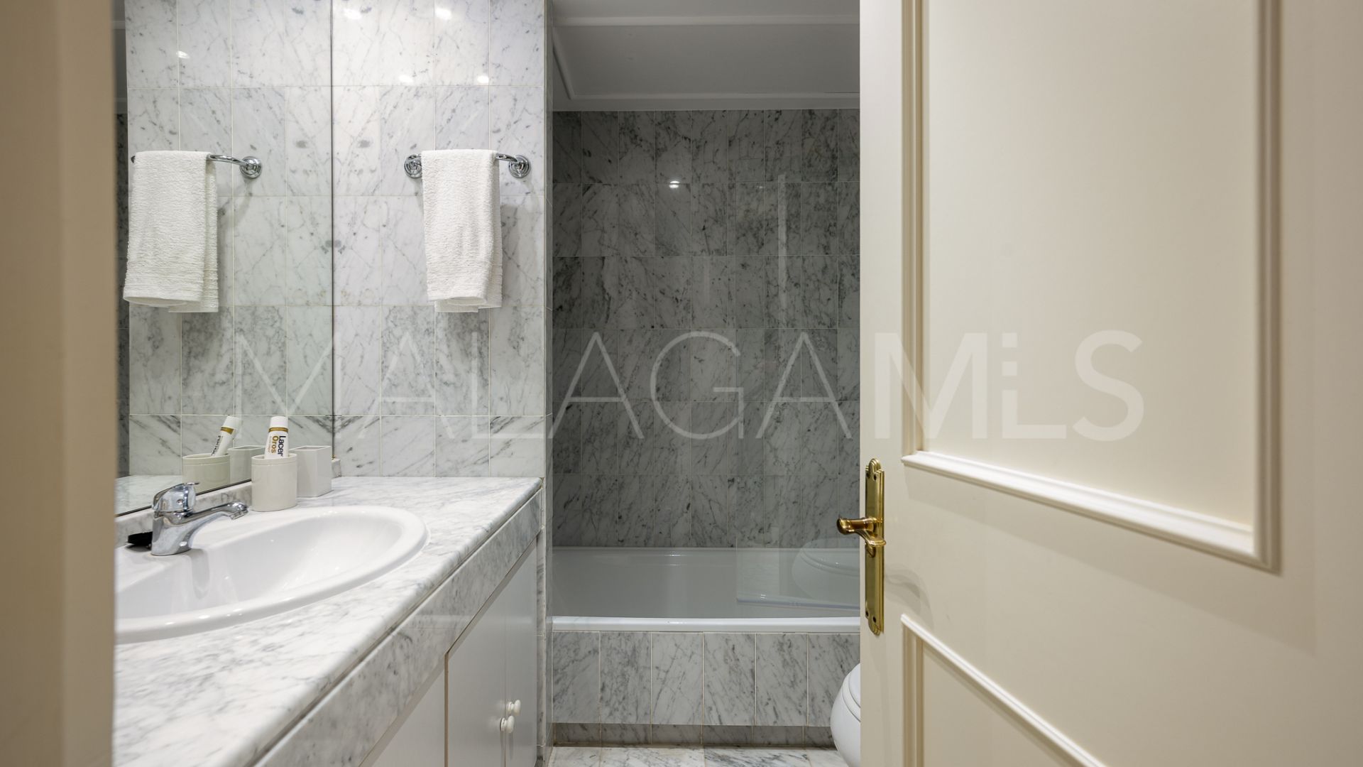 Buy ground floor apartment with 2 bedrooms in Benahavis