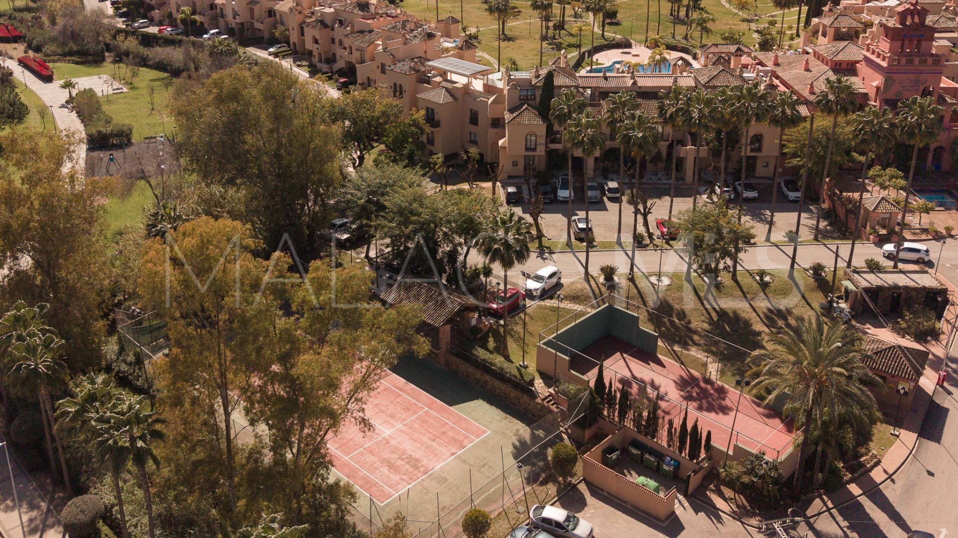 Buy ground floor apartment with 2 bedrooms in Benahavis