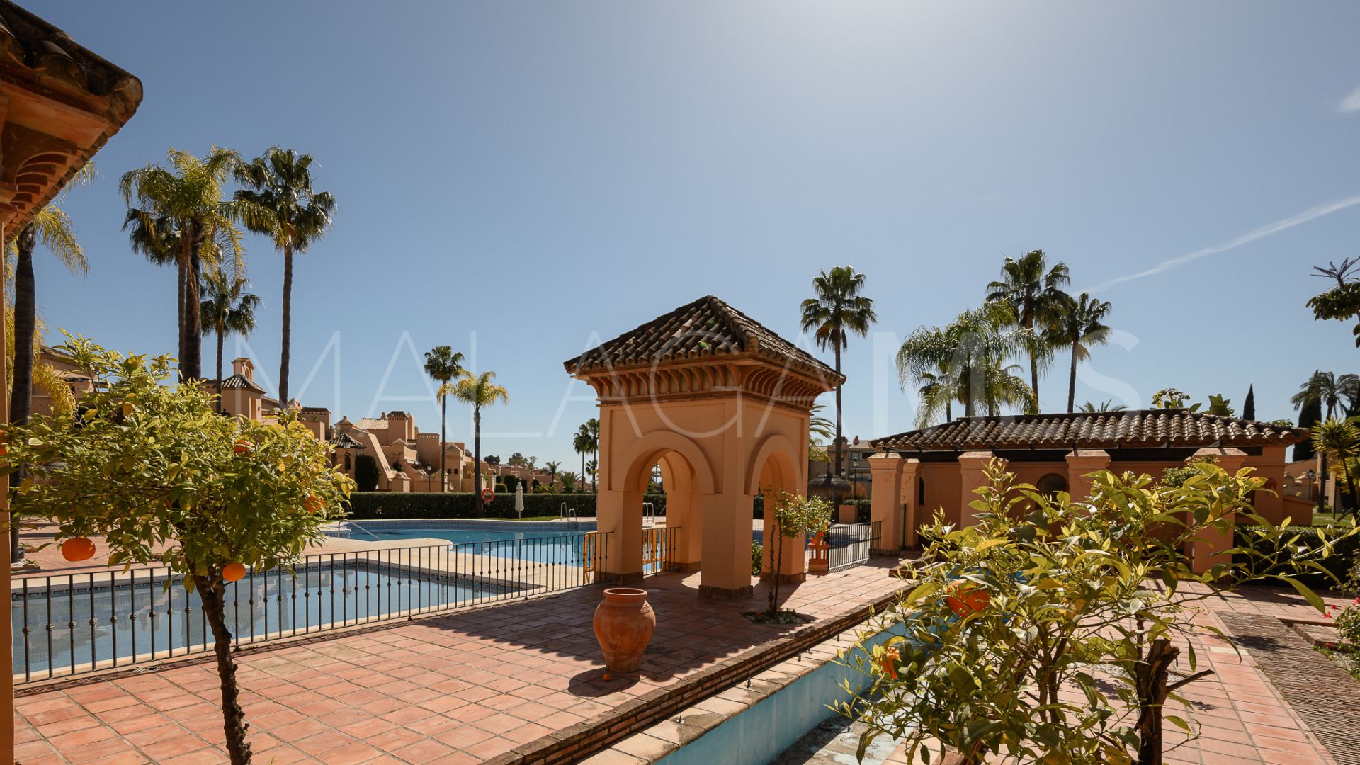 Buy ground floor apartment with 2 bedrooms in Benahavis