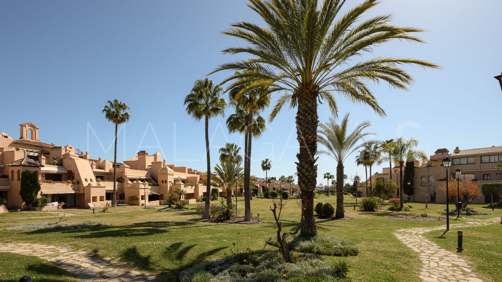 Buy ground floor apartment with 2 bedrooms in Benahavis