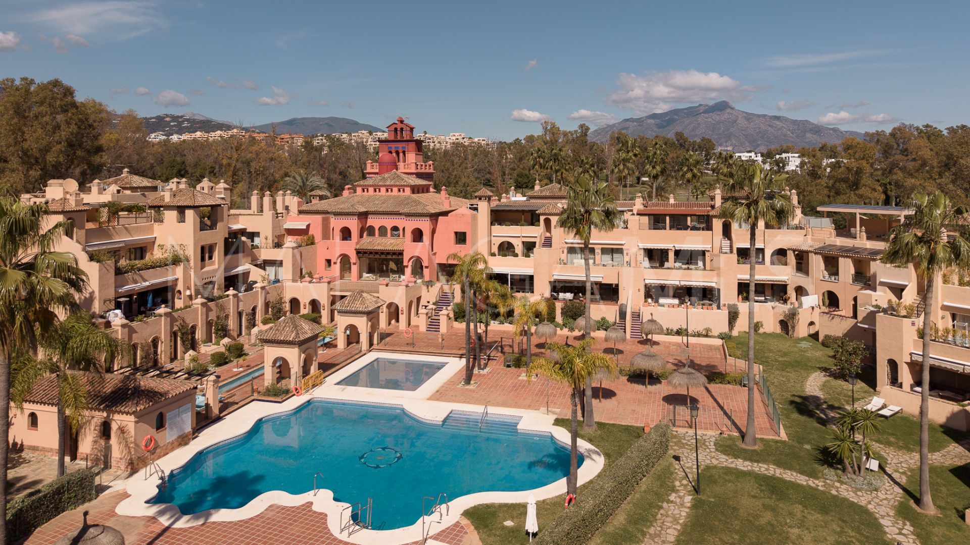 Buy ground floor apartment with 2 bedrooms in Benahavis