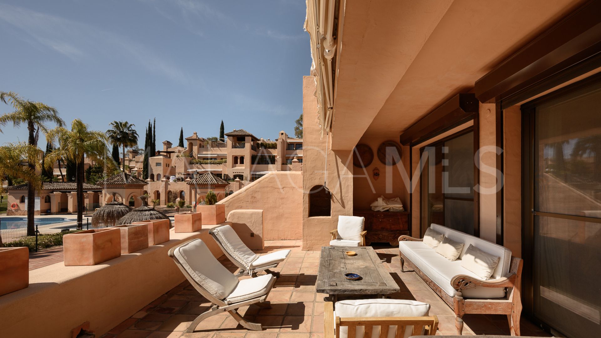 Buy ground floor apartment with 2 bedrooms in Benahavis