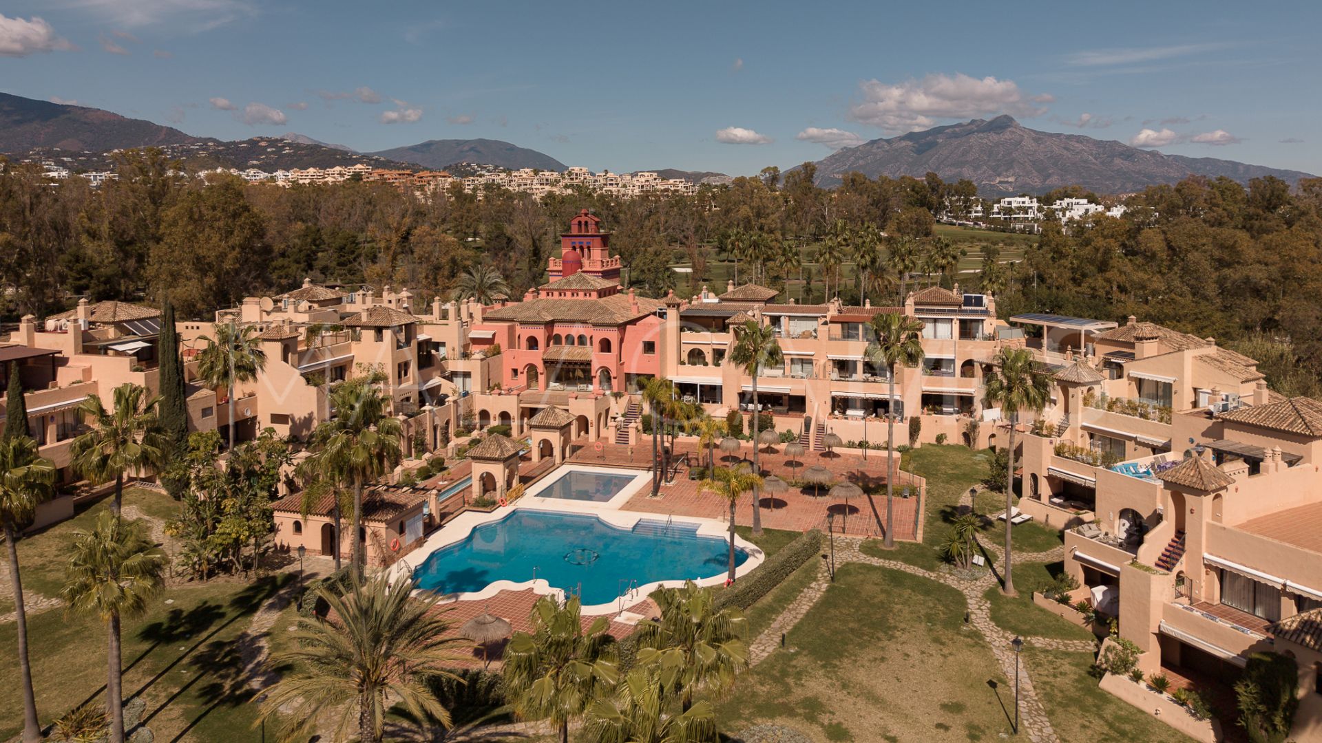 Buy ground floor apartment with 2 bedrooms in Benahavis