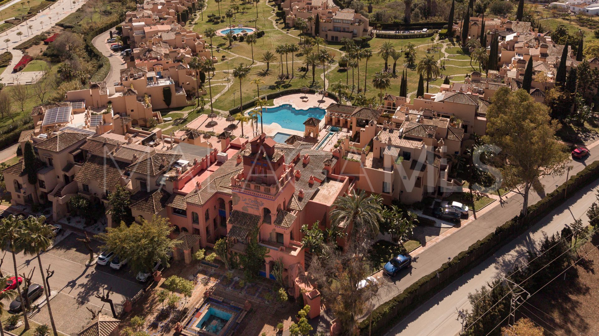 Buy ground floor apartment with 2 bedrooms in Benahavis